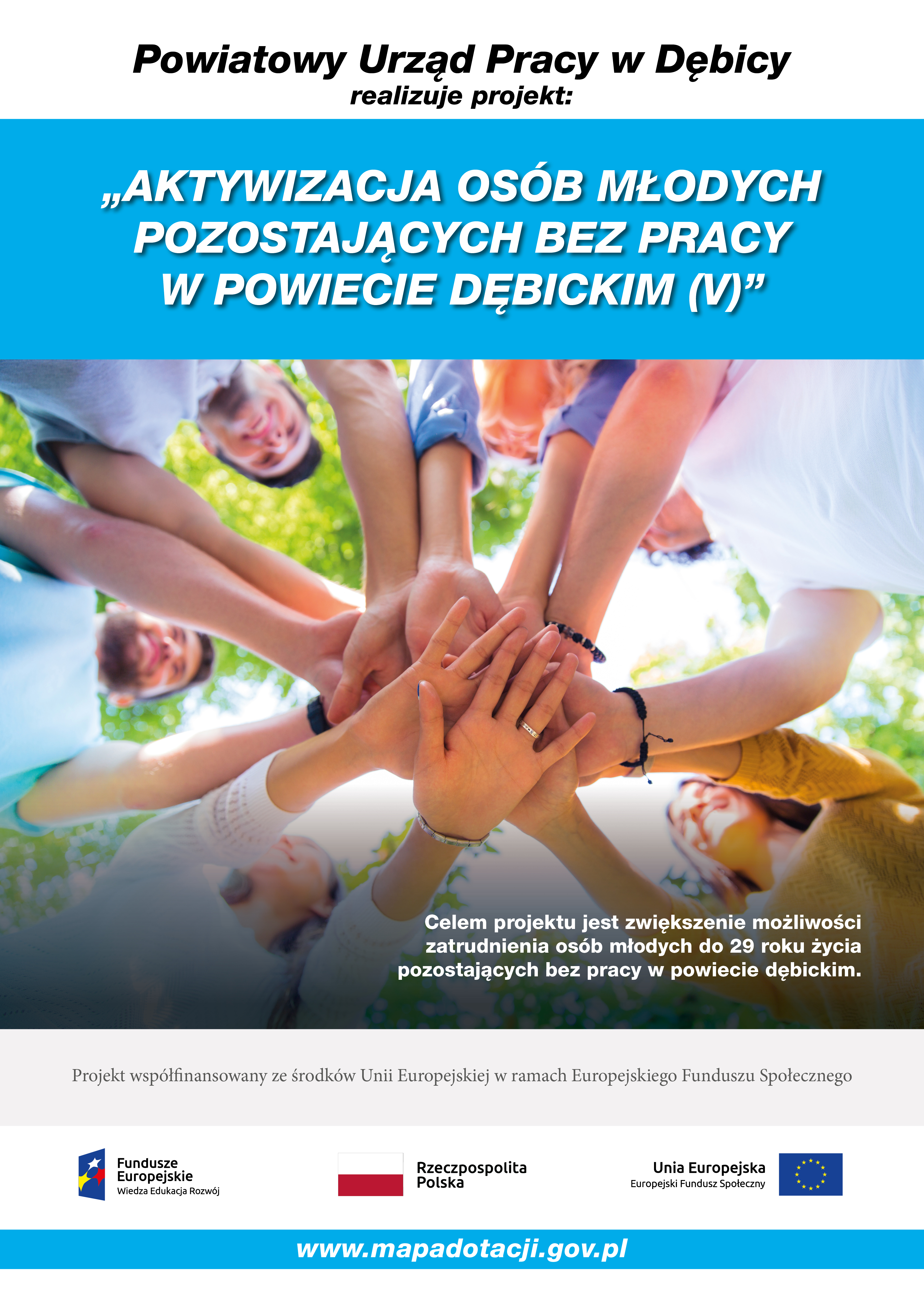 plakat promocyjno - informacyjny przedstawiający na niebieskim tle połączone w formie gwiazdy ręce młodych ludzi stojących w kręgu. Ponadto plakat zawiera podstawowe informacje o realizowanym projekcie, w tym: nazwę beneficjenta, tytuł projektu, cel projektu, wysokość wkładu Unii Europejskiej w projekt, zestaw logo – znaki FE, barwy RP i UE oraz  adres portalu www.mapadotacji.gov.pl.